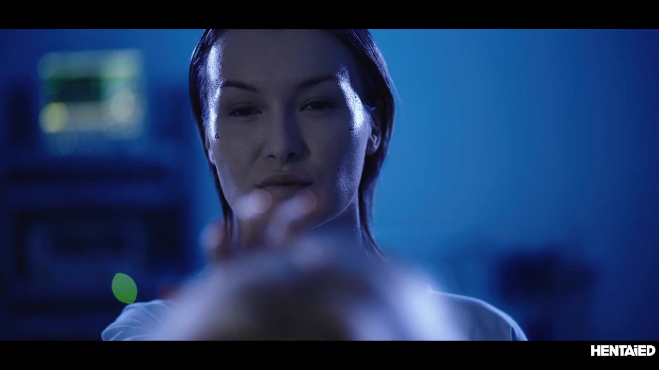 HD horror porn: Alien forces Kelly Collins and Ashby Winter to engage in lesbian sex porn video